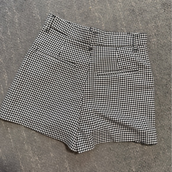 Zara Black and White Houndstooth Mini Skirt - Picture 2 of 4
